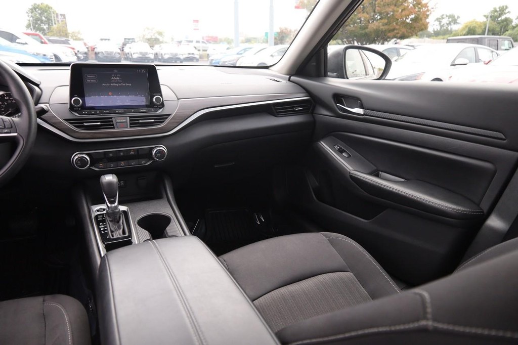 Nissan Altima Vehicle Full-screen Gallery Image 26