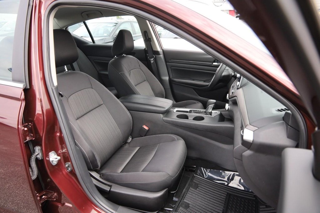 Nissan Altima Vehicle Full-screen Gallery Image 27