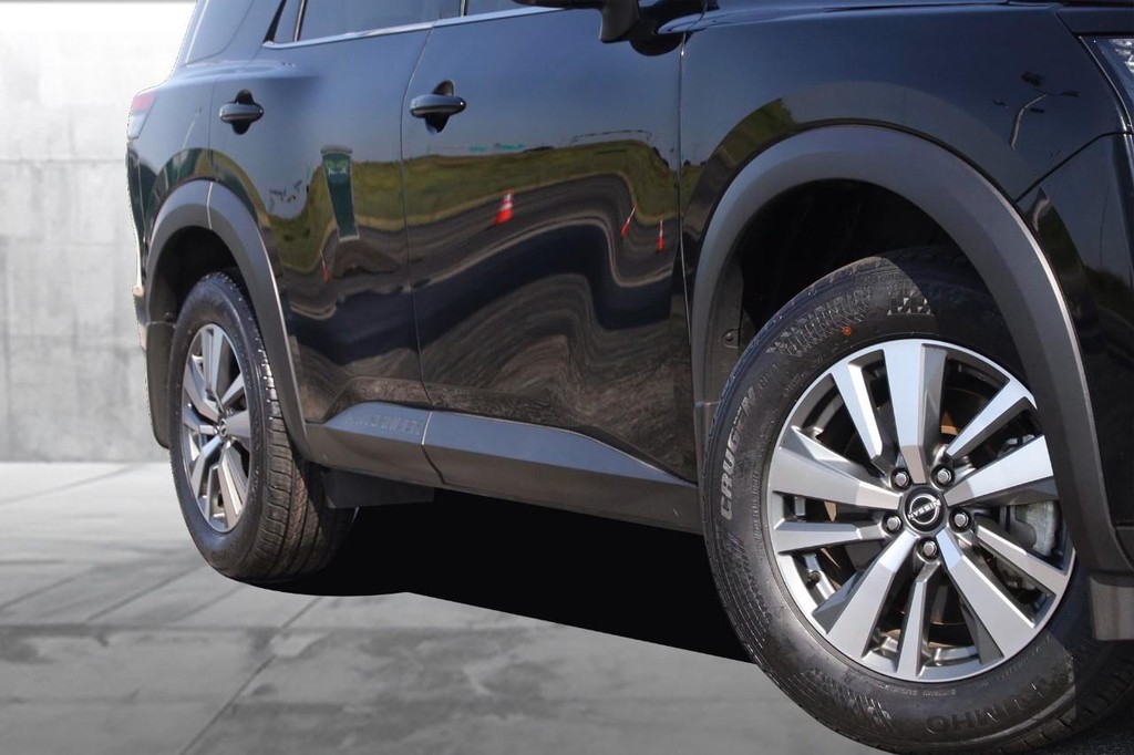 Nissan Pathfinder Vehicle Full-screen Gallery Image 3
