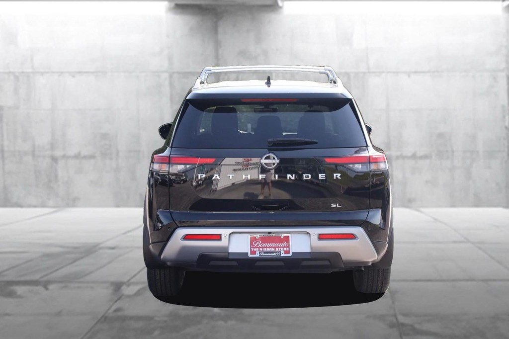 Nissan Pathfinder Vehicle Full-screen Gallery Image 6