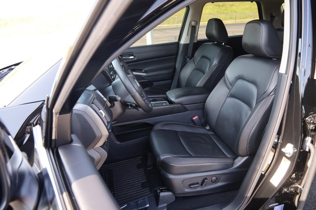 Nissan Pathfinder Vehicle Full-screen Gallery Image 9
