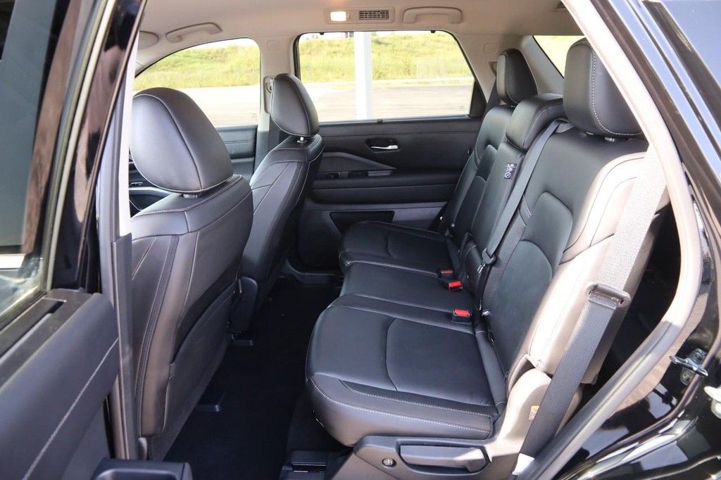 Nissan Pathfinder Vehicle Full-screen Gallery Image 10