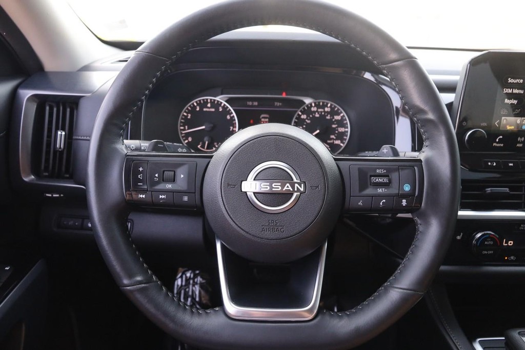 Nissan Pathfinder Vehicle Full-screen Gallery Image 11