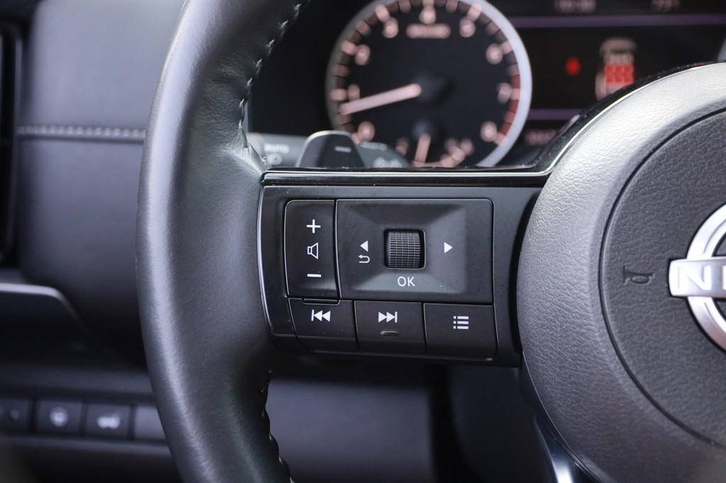 Nissan Pathfinder Vehicle Full-screen Gallery Image 12