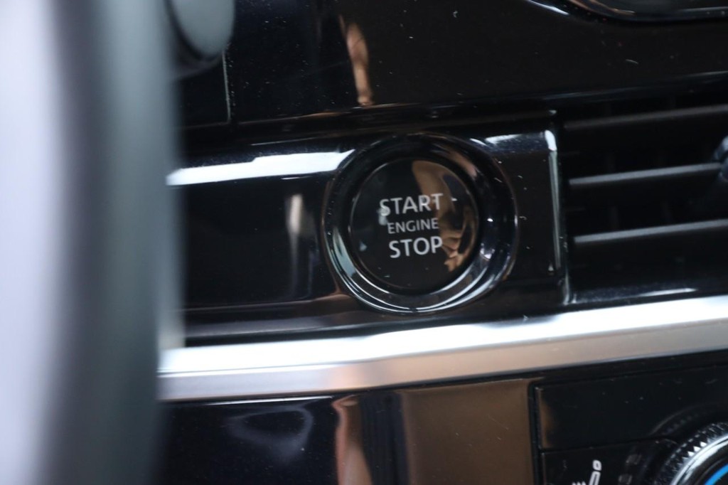 Nissan Pathfinder Vehicle Full-screen Gallery Image 15