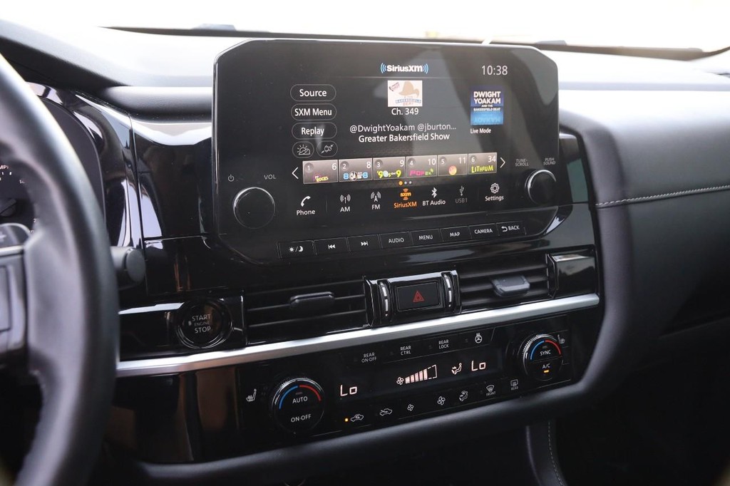 Nissan Pathfinder Vehicle Full-screen Gallery Image 16