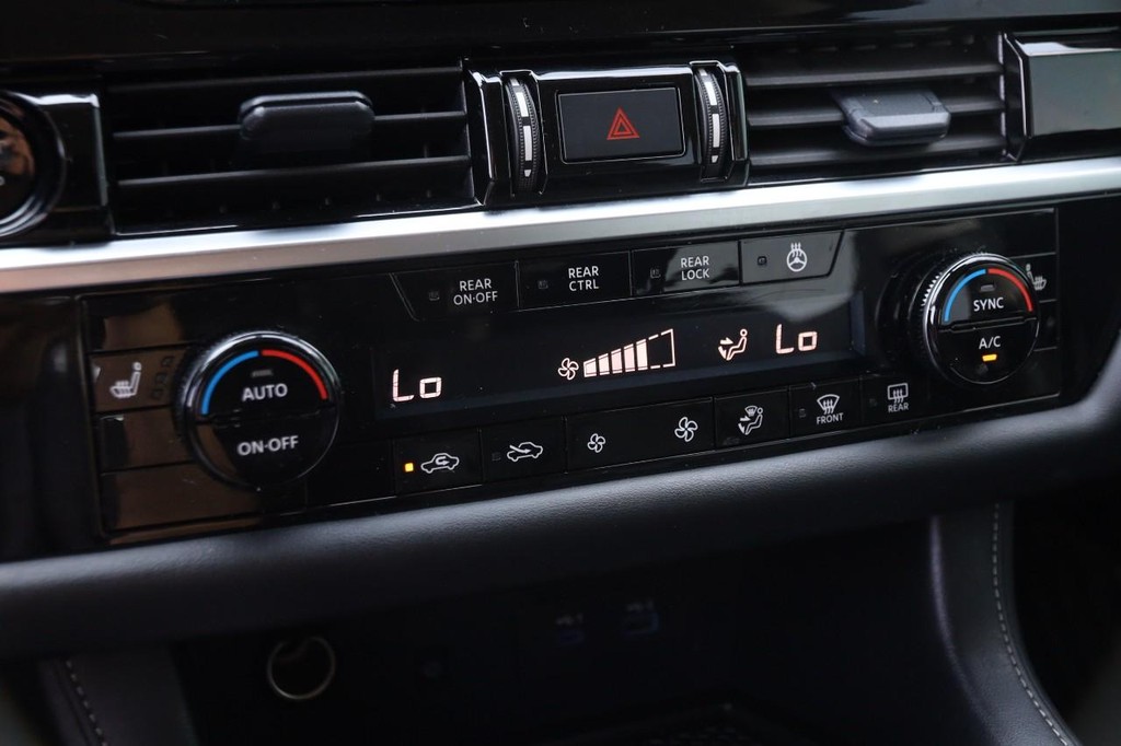 Nissan Pathfinder Vehicle Full-screen Gallery Image 19