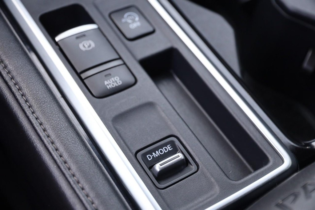 Nissan Pathfinder Vehicle Full-screen Gallery Image 21
