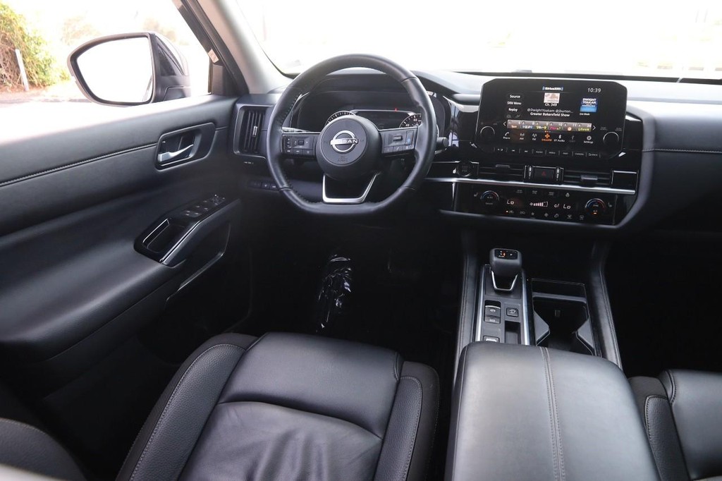 Nissan Pathfinder Vehicle Full-screen Gallery Image 24