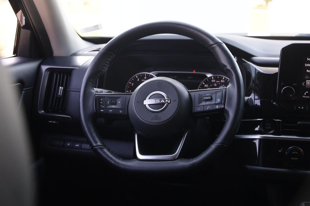 Nissan Pathfinder Vehicle Full-screen Gallery Image 25