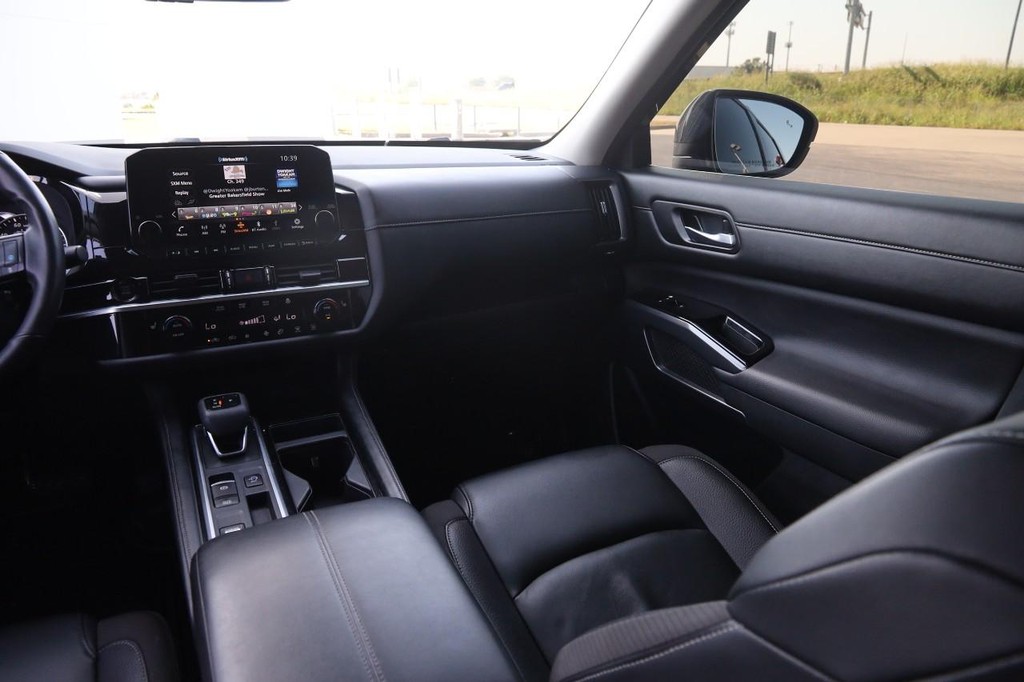 Nissan Pathfinder Vehicle Full-screen Gallery Image 27