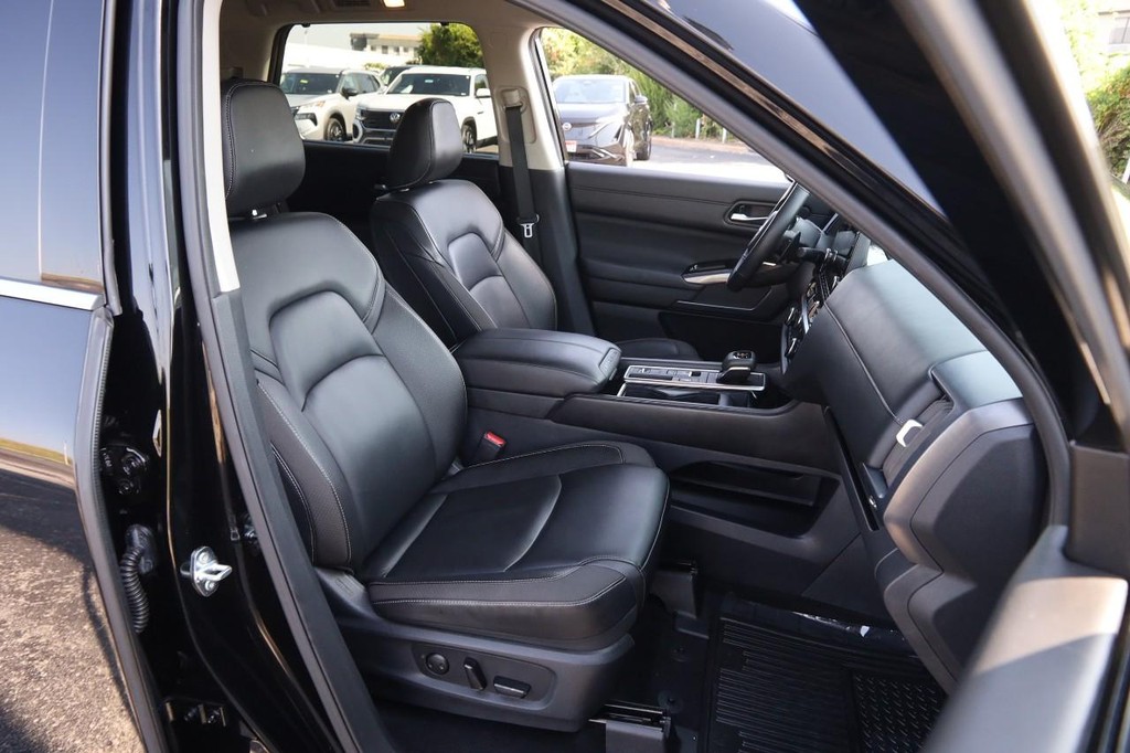 Nissan Pathfinder Vehicle Full-screen Gallery Image 28