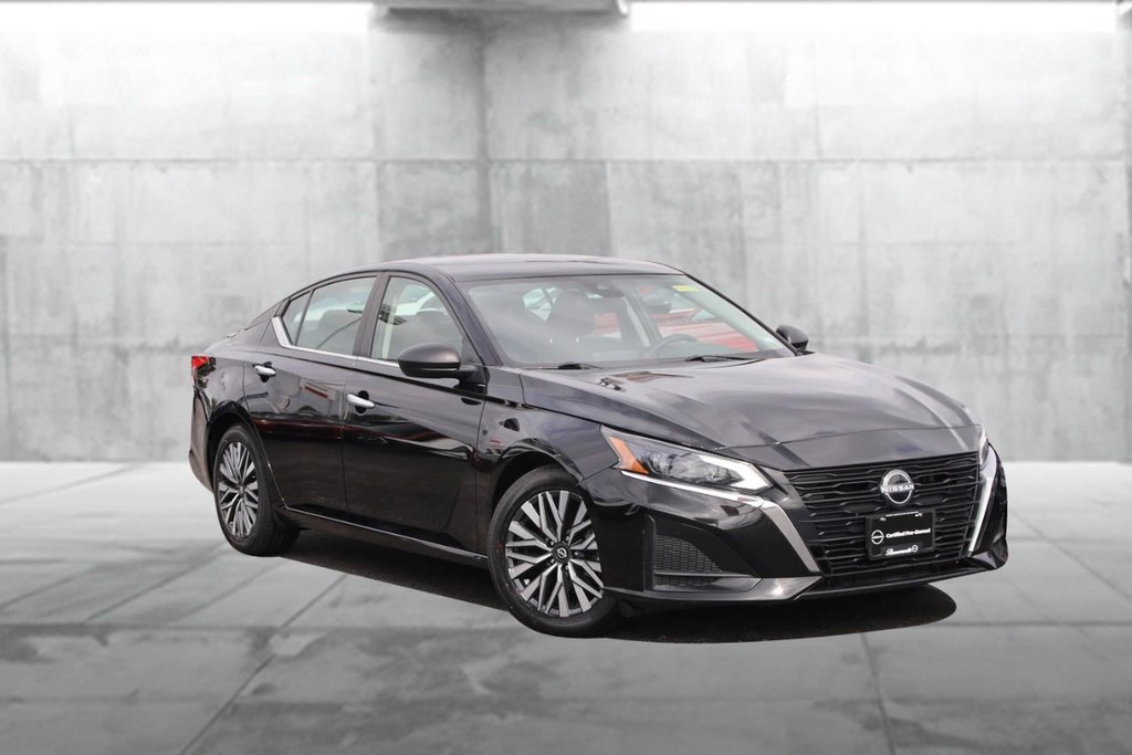 Nissan Altima Vehicle Full-screen Gallery Image 2