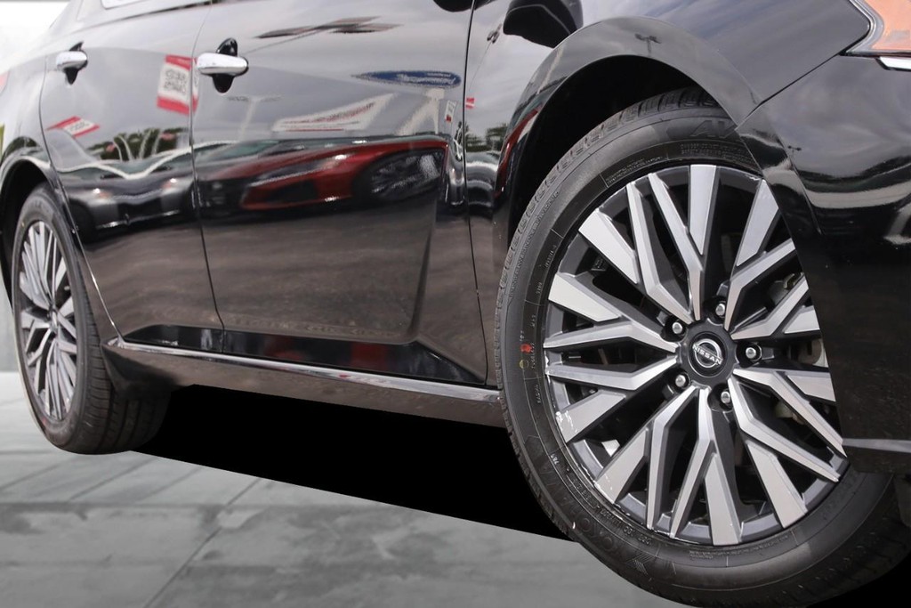 Nissan Altima Vehicle Full-screen Gallery Image 3
