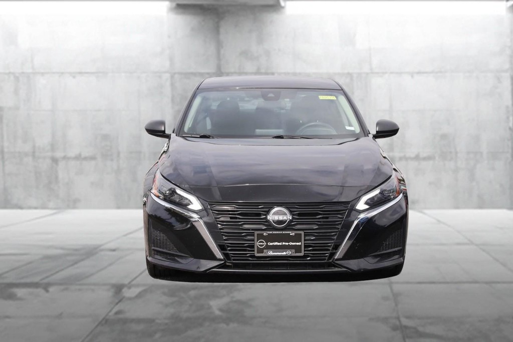Nissan Altima Vehicle Full-screen Gallery Image 4