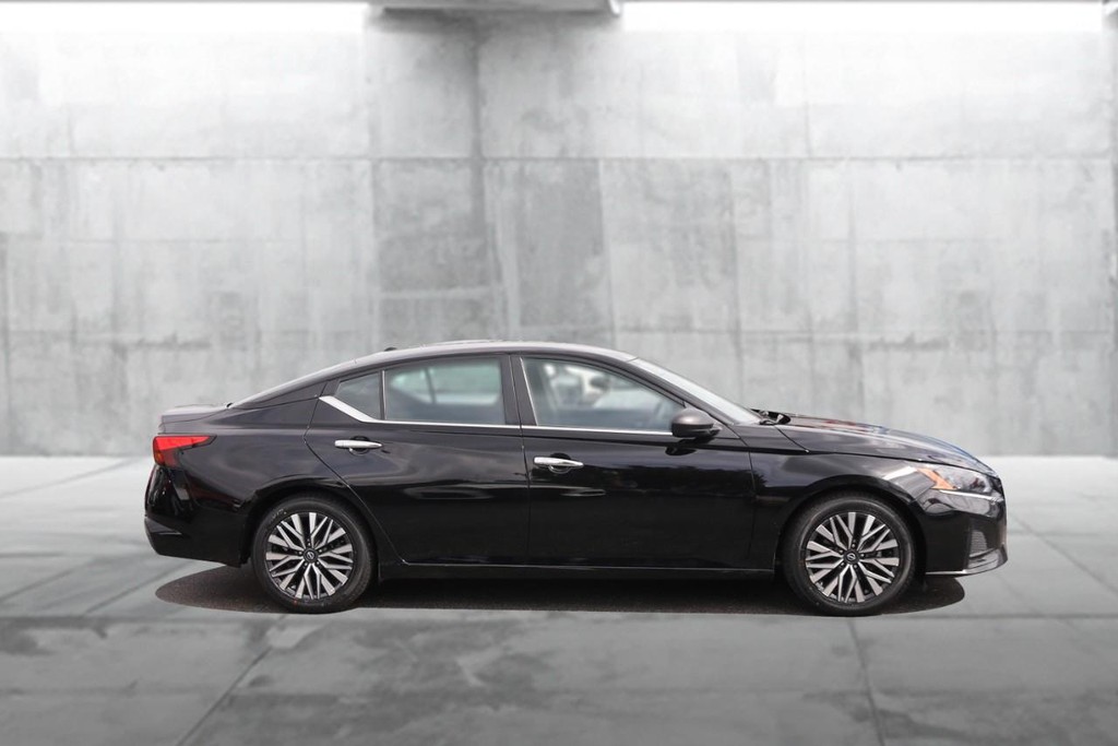 Nissan Altima Vehicle Full-screen Gallery Image 5