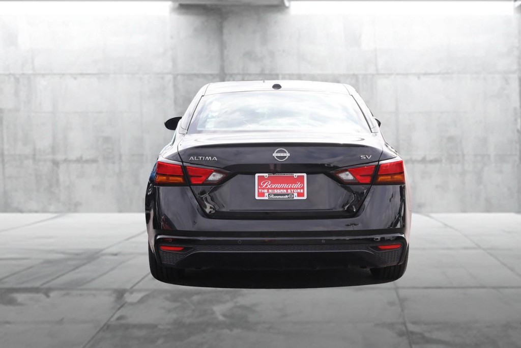 Nissan Altima Vehicle Full-screen Gallery Image 6