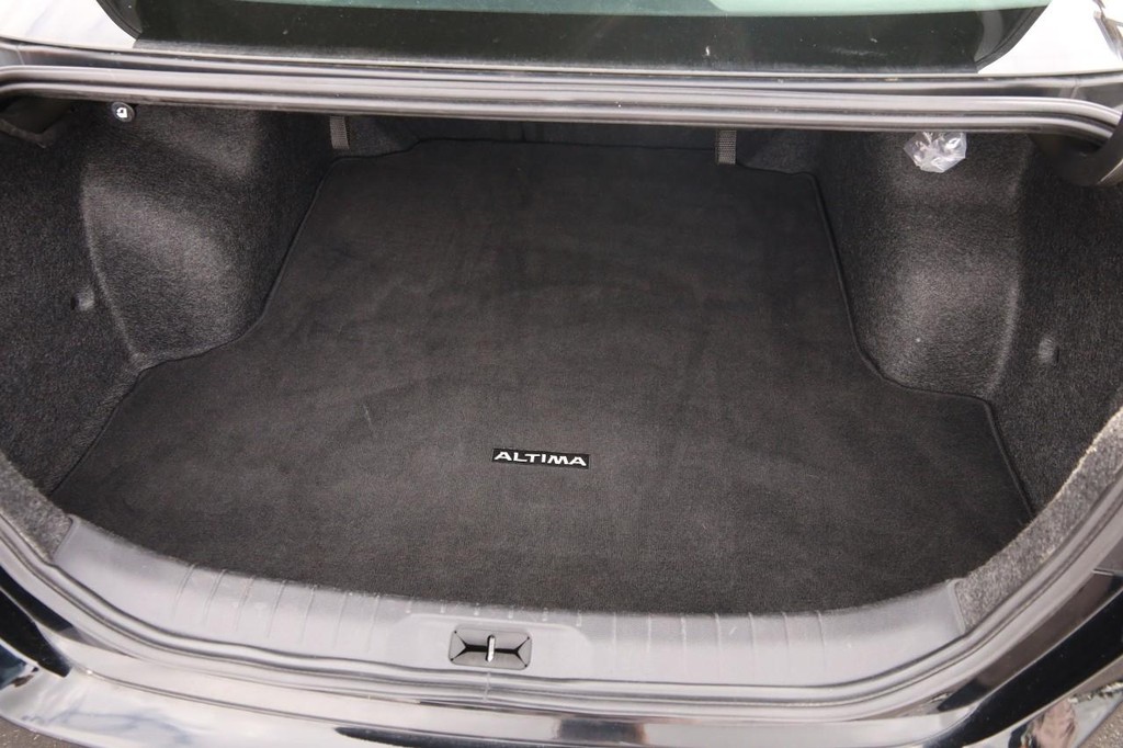 Nissan Altima Vehicle Full-screen Gallery Image 7