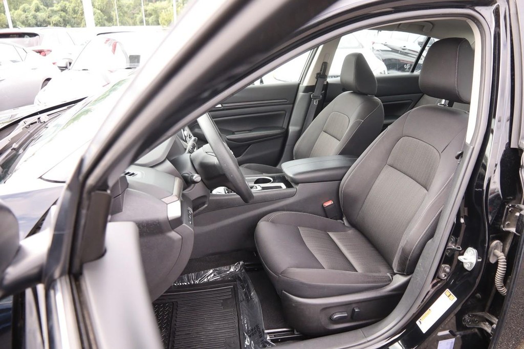 Nissan Altima Vehicle Full-screen Gallery Image 8