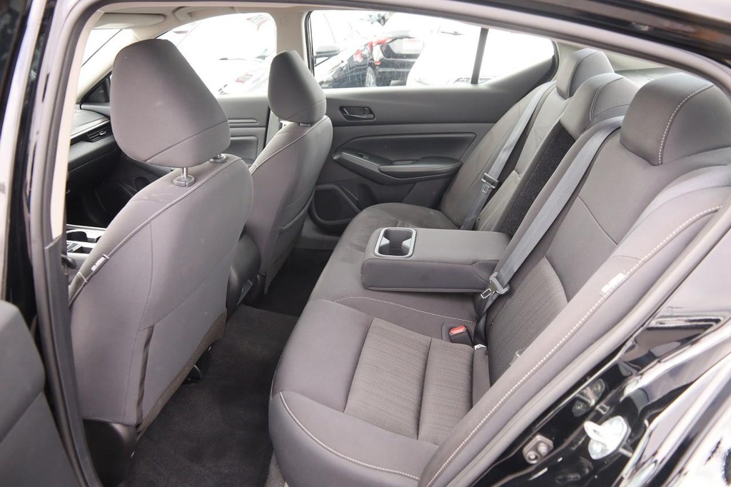Nissan Altima Vehicle Full-screen Gallery Image 9