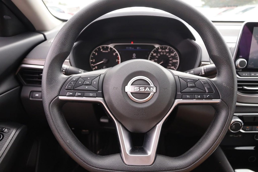Nissan Altima Vehicle Full-screen Gallery Image 10