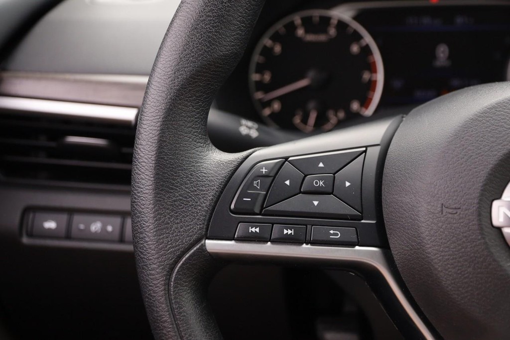 Nissan Altima Vehicle Full-screen Gallery Image 11