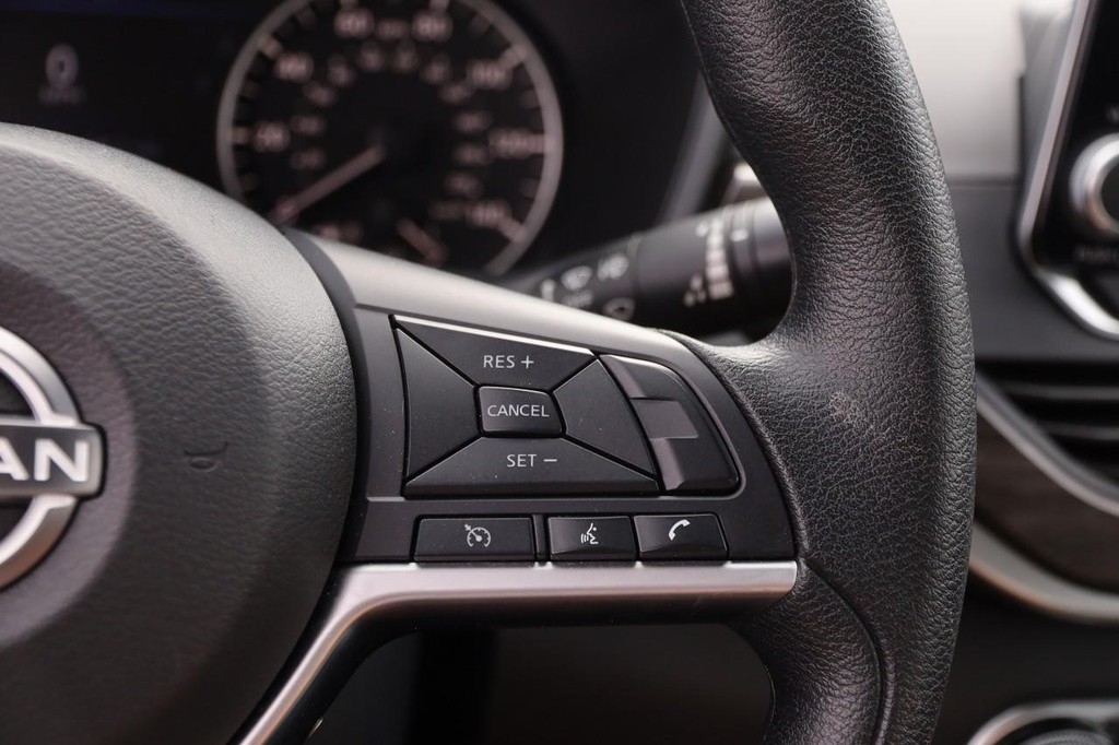 Nissan Altima Vehicle Full-screen Gallery Image 12