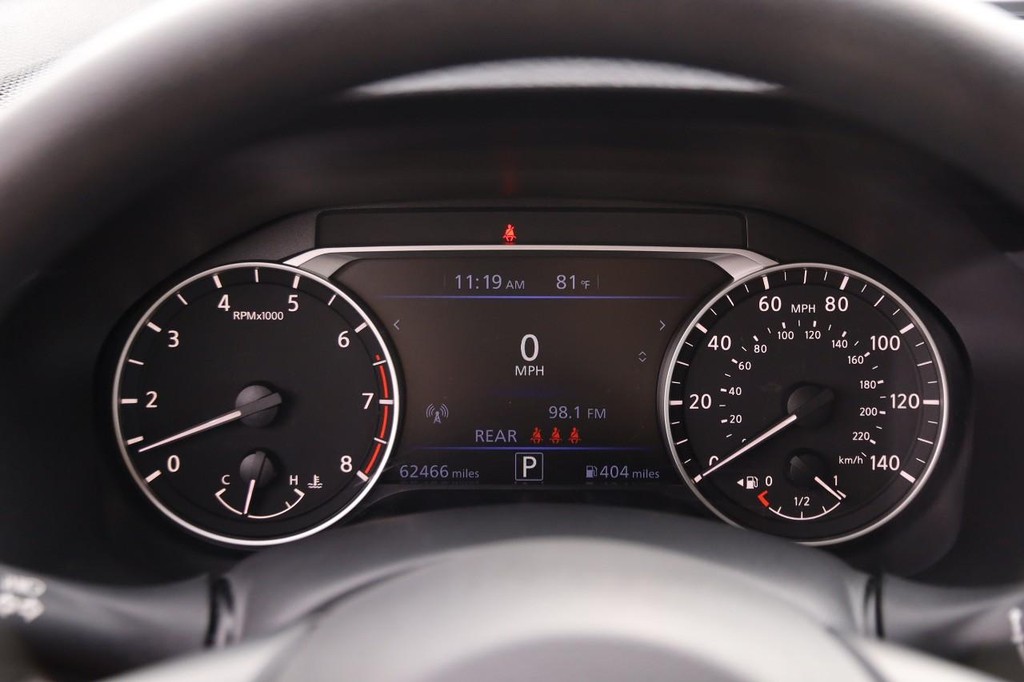 Nissan Altima Vehicle Full-screen Gallery Image 13