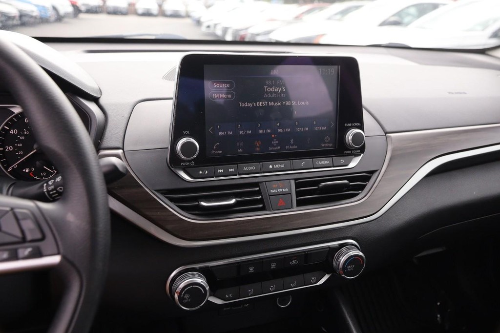 Nissan Altima Vehicle Full-screen Gallery Image 15