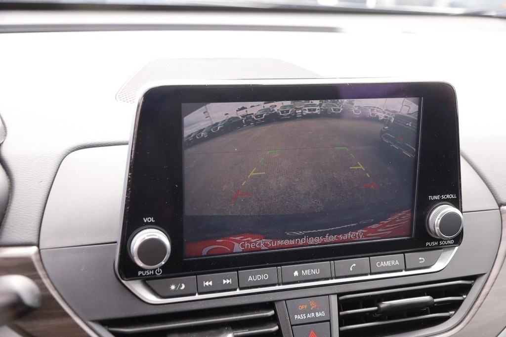 Nissan Altima Vehicle Full-screen Gallery Image 17