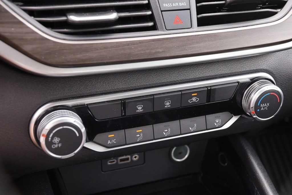Nissan Altima Vehicle Full-screen Gallery Image 18