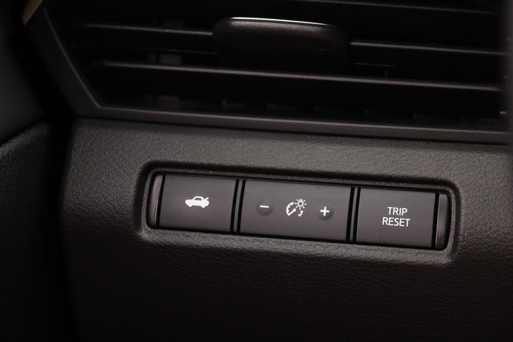 Nissan Altima Vehicle Full-screen Gallery Image 20
