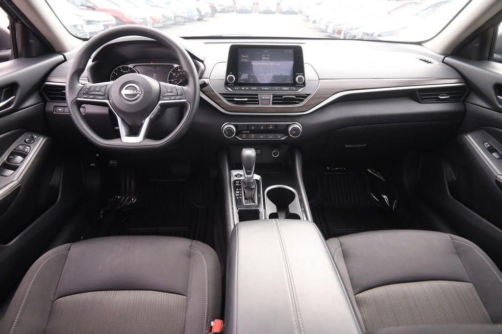 Nissan Altima Vehicle Full-screen Gallery Image 21