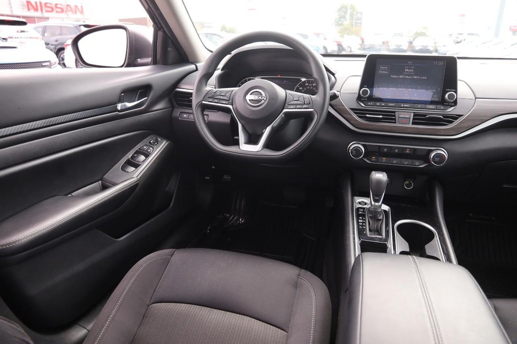 Nissan Altima Vehicle Full-screen Gallery Image 22