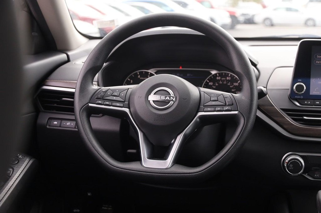 Nissan Altima Vehicle Full-screen Gallery Image 23