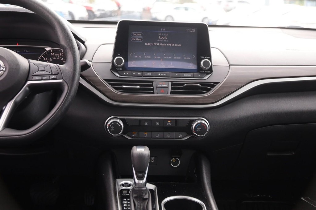 Nissan Altima Vehicle Full-screen Gallery Image 24