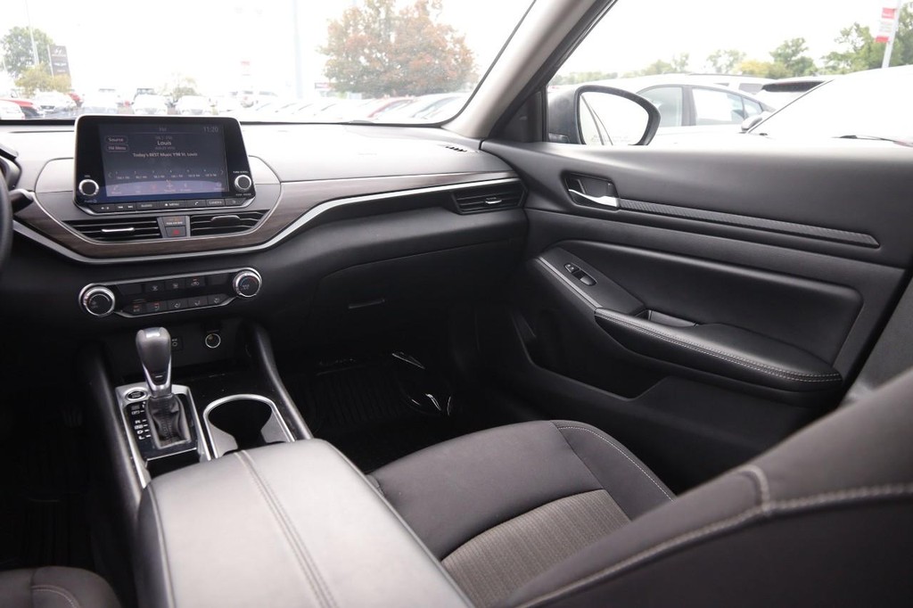 Nissan Altima Vehicle Full-screen Gallery Image 25