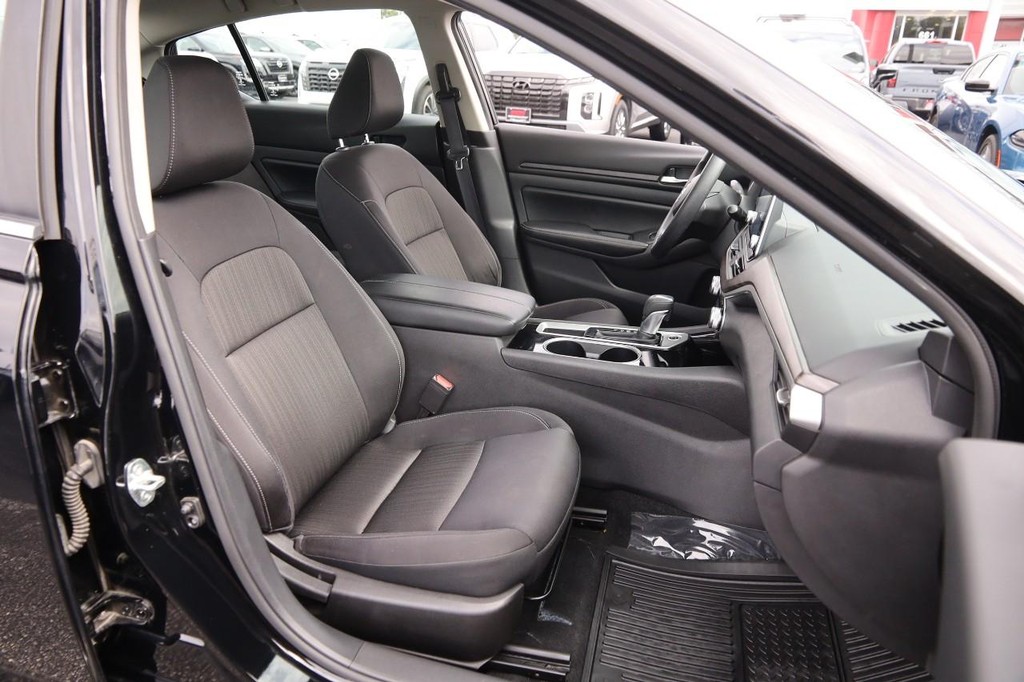 Nissan Altima Vehicle Full-screen Gallery Image 26