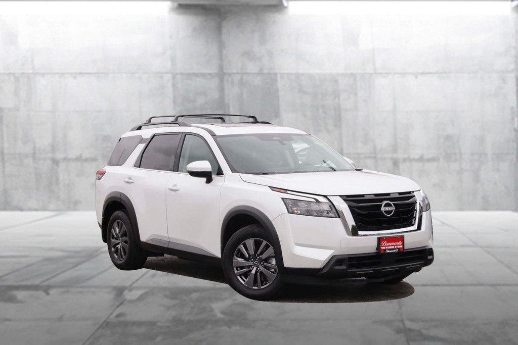 Nissan Pathfinder Vehicle Image 02