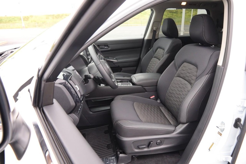 Nissan Pathfinder Vehicle Image 10