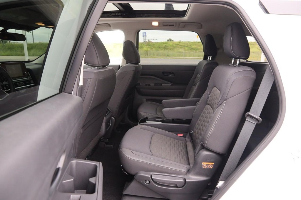 Nissan Pathfinder Vehicle Image 11