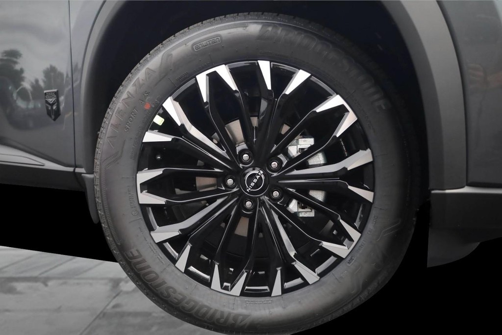 Nissan Rogue Vehicle Full-screen Gallery Image 3
