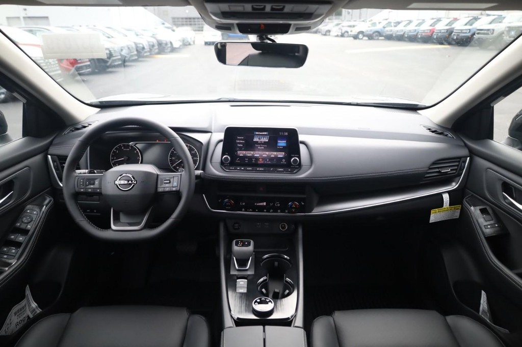 Nissan Rogue Vehicle Full-screen Gallery Image 7