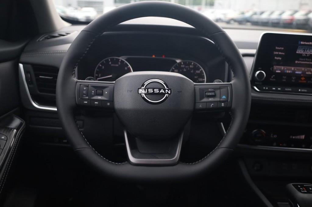 Nissan Rogue Vehicle Full-screen Gallery Image 8