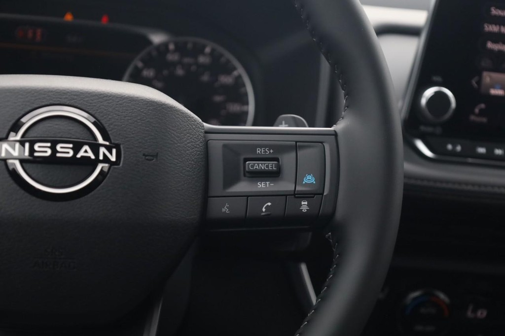 Nissan Rogue Vehicle Full-screen Gallery Image 9