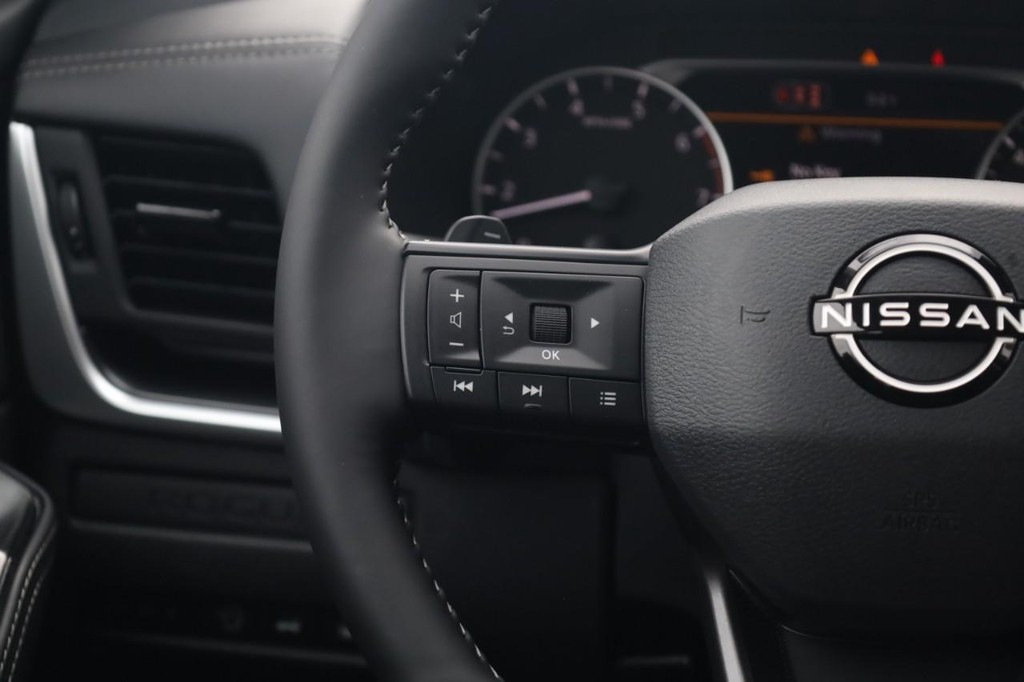 Nissan Rogue Vehicle Full-screen Gallery Image 10
