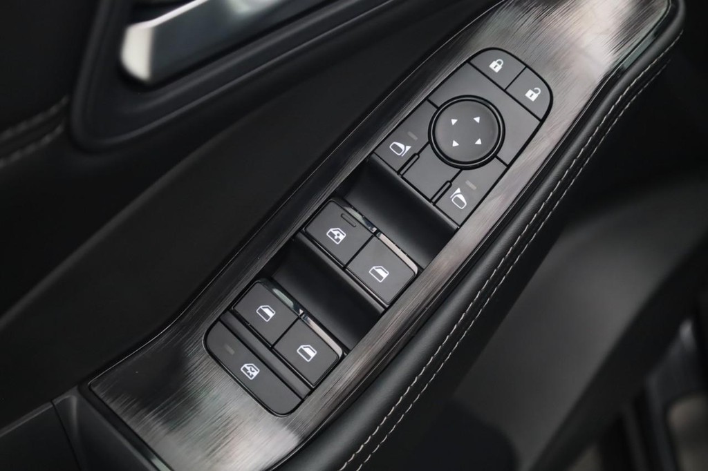 Nissan Rogue Vehicle Full-screen Gallery Image 11