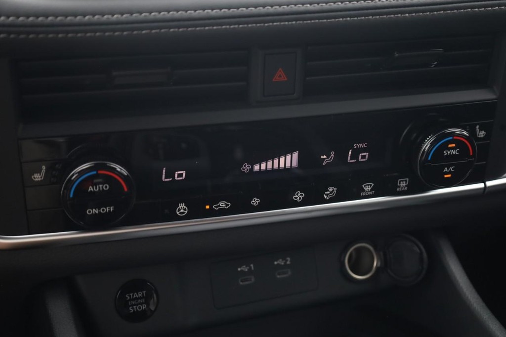 Nissan Rogue Vehicle Full-screen Gallery Image 16