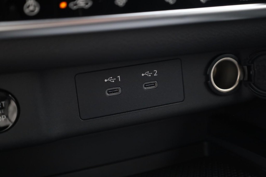 Nissan Rogue Vehicle Full-screen Gallery Image 17