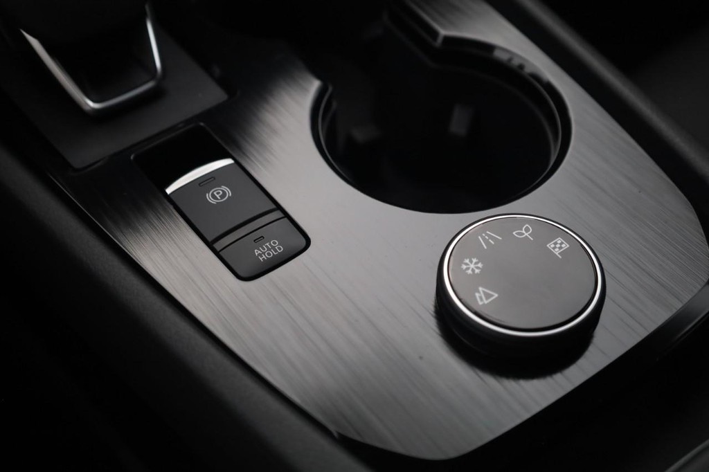 Nissan Rogue Vehicle Full-screen Gallery Image 18